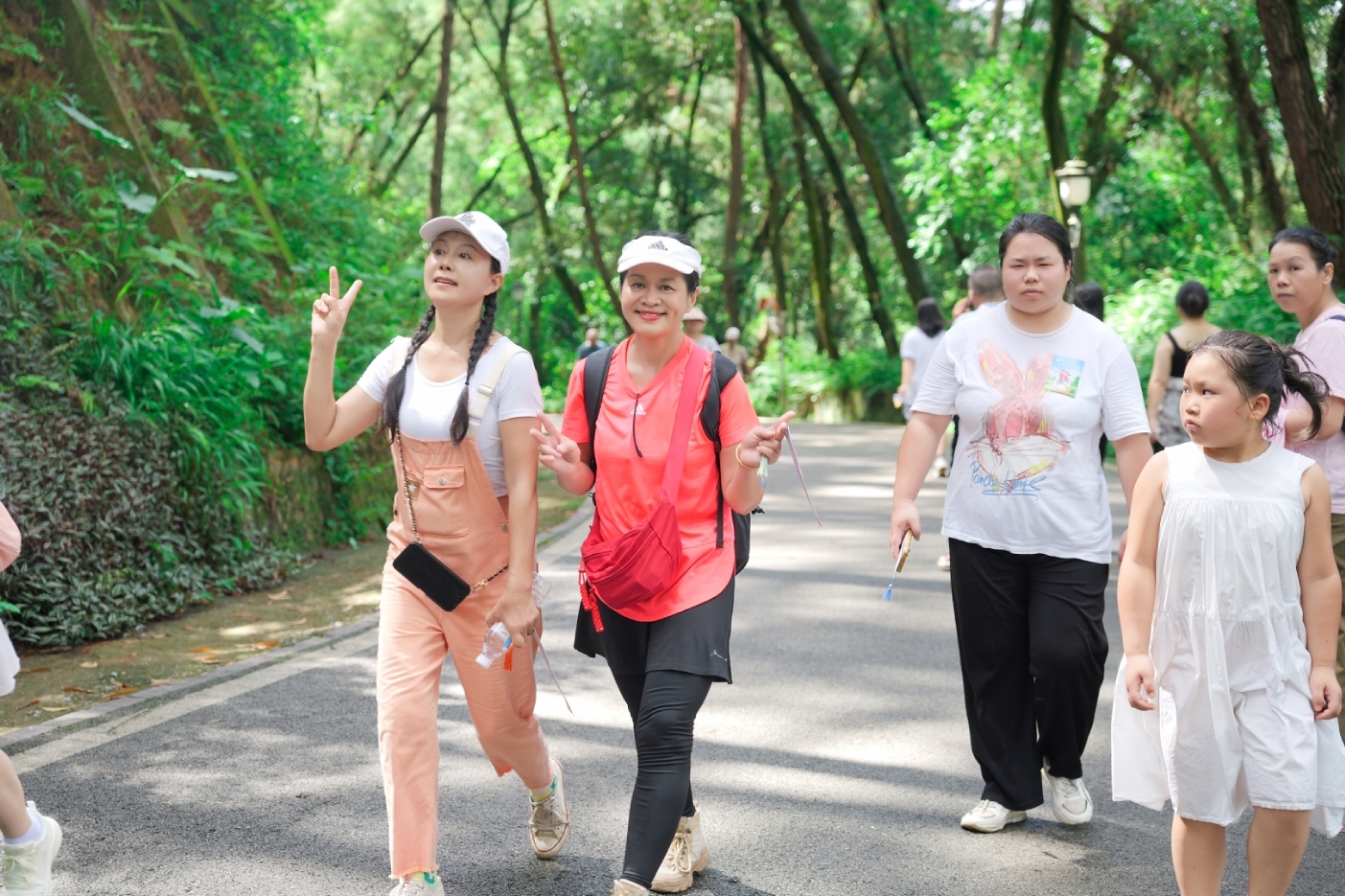 广西血液中心：“献血传递希望 携手挽救生命”，柳州400人健步走致敬献血英雄！