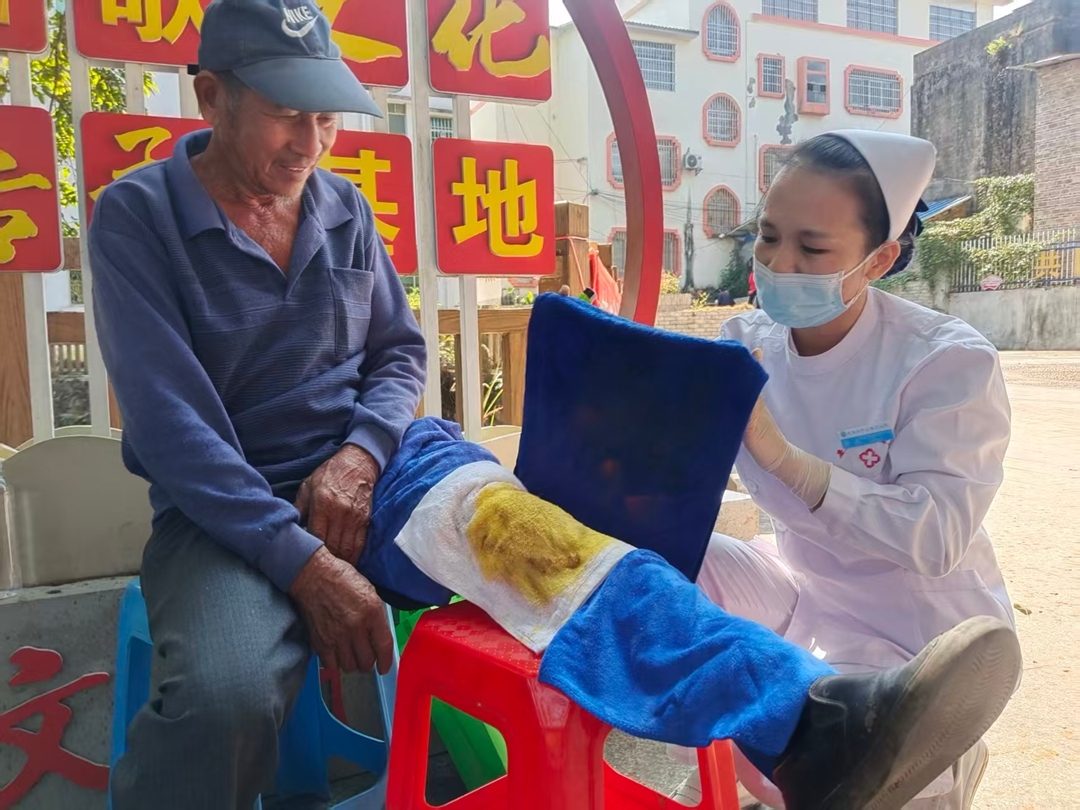 义诊中医治疗1(火疗 护长).jpg